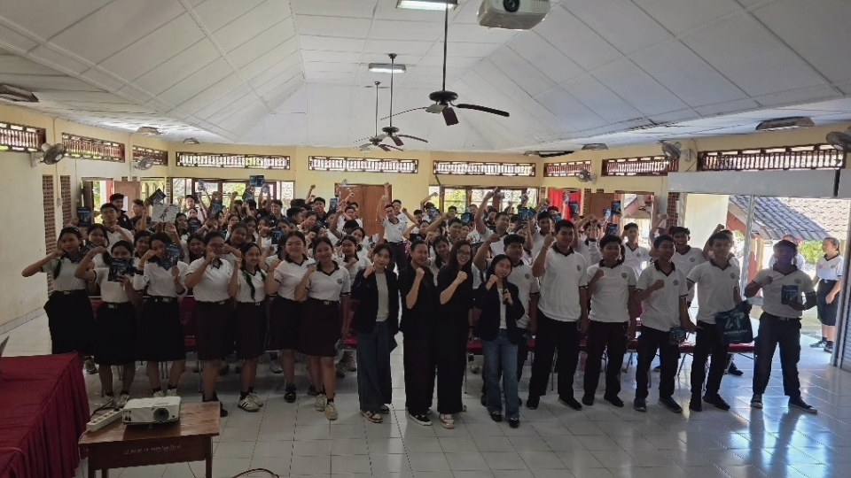 Boosting Students' Digital Skills: Primakara University Lecturers Conduct E-Commerce Training at SMKN 2 Sukawati