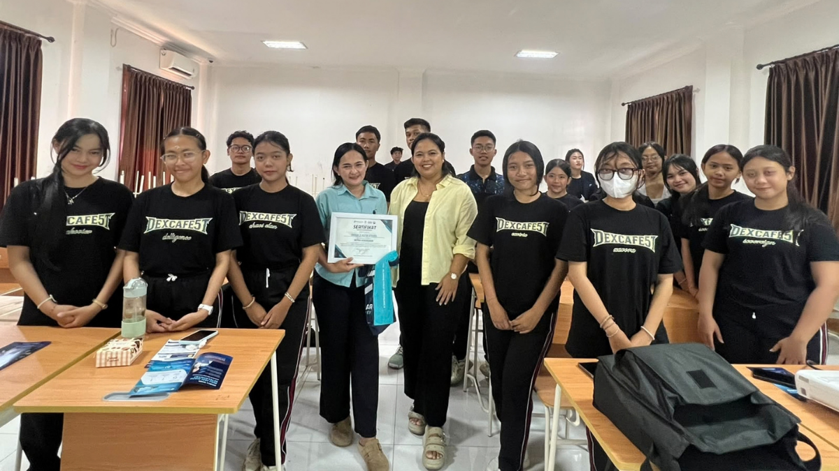 Leveraging AI for Digital Writing: Primakara University Lecturer Trains SMAN 2 Kuta Utara Students on Crafting Promotional Captions